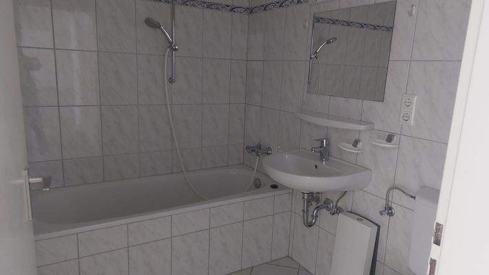 Badezimmer mit Wanne.jpg