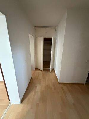 Schmaler Flur mit Schrank