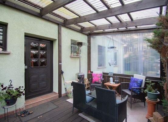 Überdachte Terrasse mit Eingang am Haus