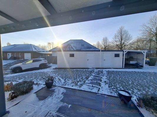 Garage mit Werkstatt +Carport und Auffahrt Rückseite