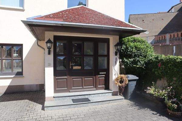 repräsentativer Hauseingangsbereich ins EG der Gewerbeeinheit