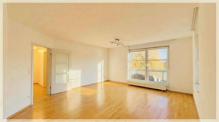 Helles sonniges Wohnzimmer - leer