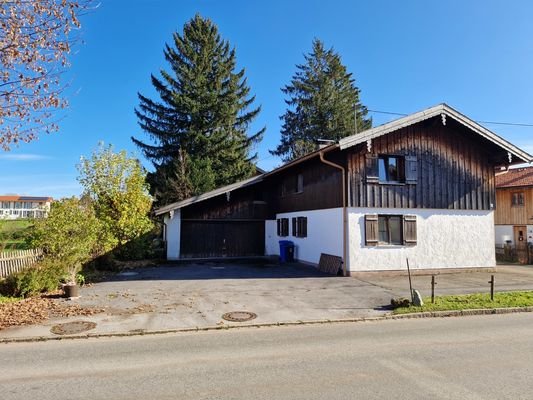 Ansicht Haus mit Garage