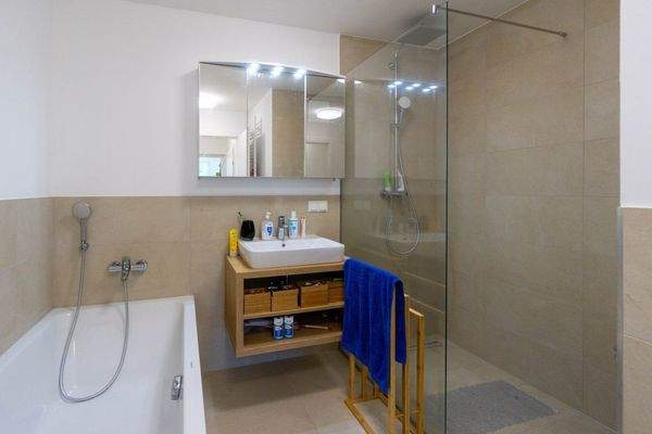 Bad mit Wanne und Dusche