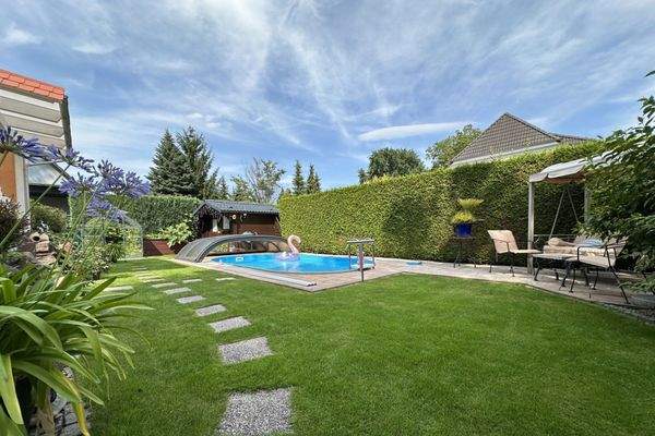 Gepflegter Garten mit Ruhebereich und überdachtem Pool