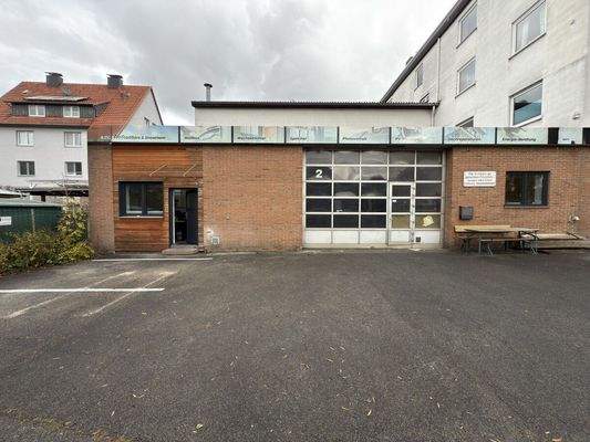 Außenansicht mit Parkplätzen