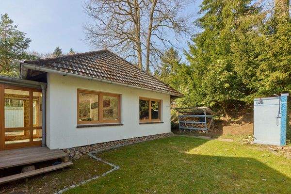 Hausansicht mit Aussendusche