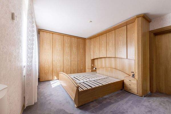 Schlafzimmer mit hochwertigen Einbauten