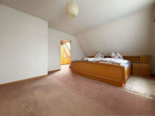 OG: Ruhiges Schlafzimmer mit schönem Schnitt für beste Erholung