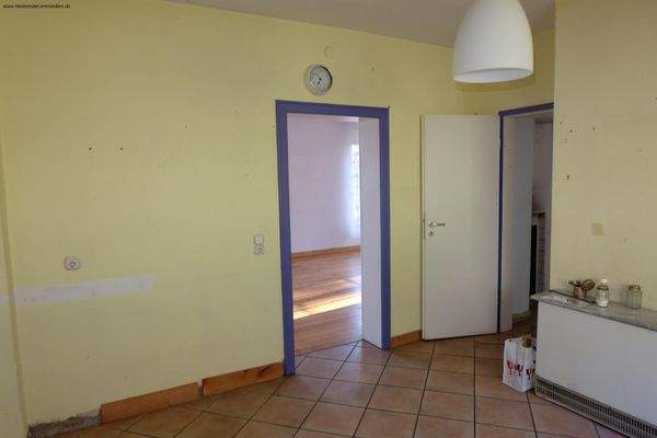 Küche mit Zugang Wohn- Esszimmer und Diele