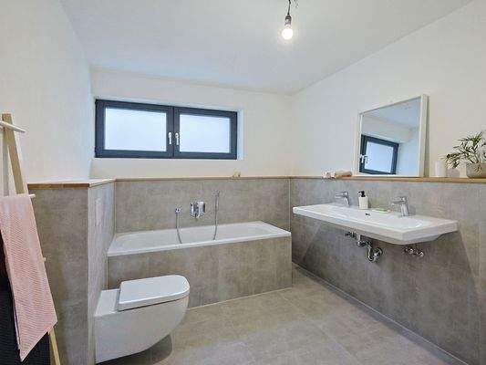 Hochwertiges Bad mit Dusche und Badewanne