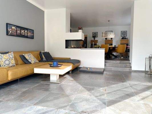 mit großzügigem Essbereich.