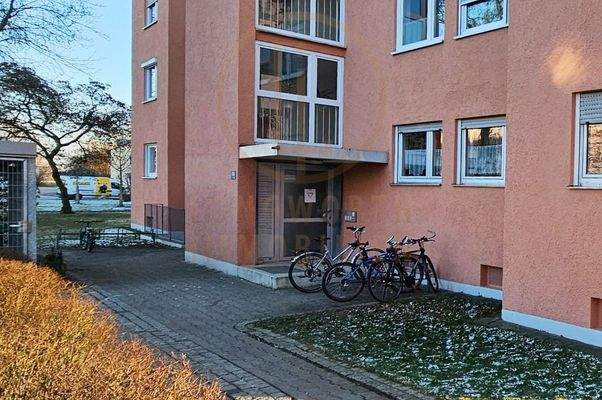 Neuburg-Vorderseite-Eingang