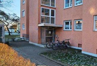 Neuburg-Vorderseite-Eingang