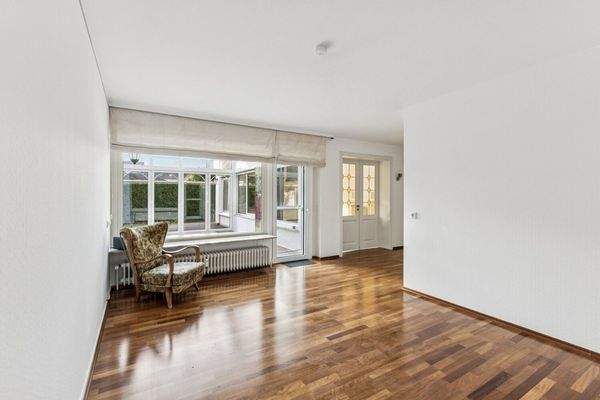 Esszimmer mit Blick in Wintergarten und Wohnzimmer