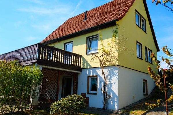 7 Balkon und darunterliegend überdachte Terrasse.JPG