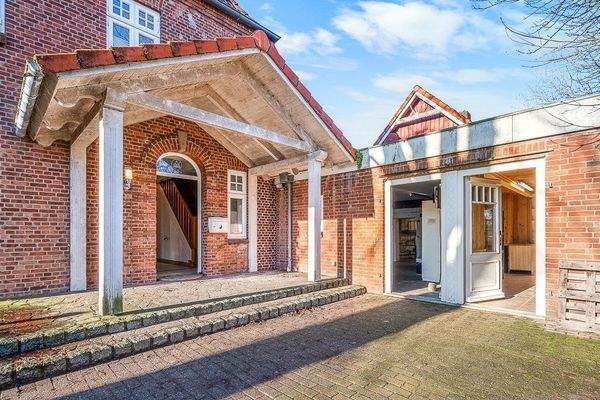 Hauseingang mit Zugang zum Büro