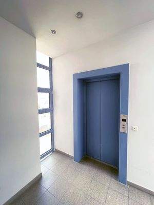 Treppenhaus / Aufzug 