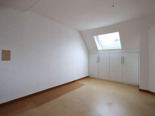 Schlafzimmer 1 mit Korkboden und Einbauschrank