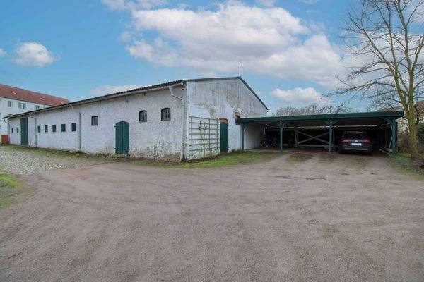 Halle links ( vermietete Stellflächen )