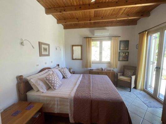 Kreta, Roumeli: Charmante Villa mit Garten und Pool zu verkaufen