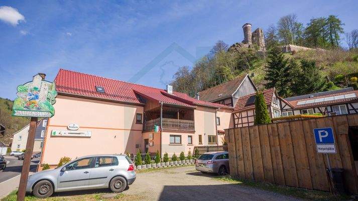 Außenansicht mit Parkplätzen