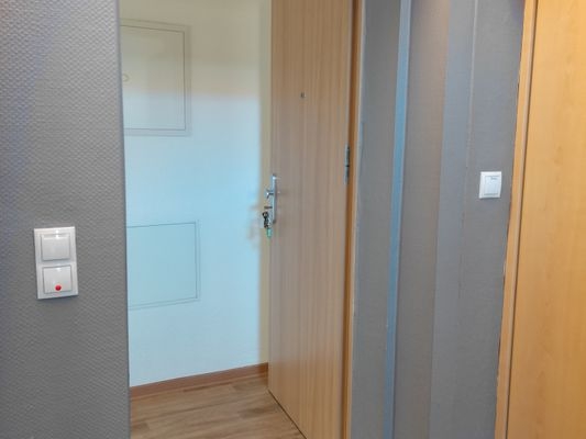 WMW 26 d EG Mitte Eingang Treppenhaus