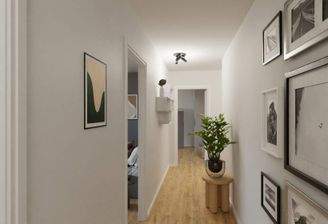 Ein breiter Flur ermöglicht die Platzierung von Pflanzen und Deko