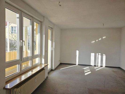 lichtdurchflutetes Wohnzimmer