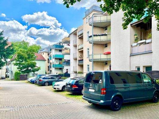 Ruhiger Innenhof mit PKW-Stellplätzen