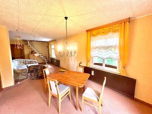 Wohnzimmer + Treppenaufgang Schlafzimmer