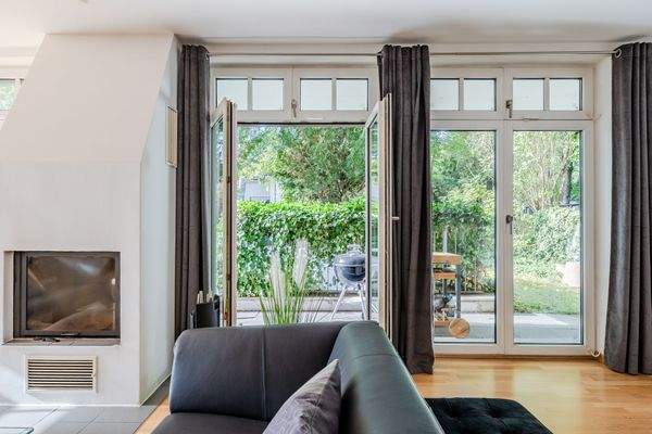 Kamin und Zugang zu einer der Terrassen