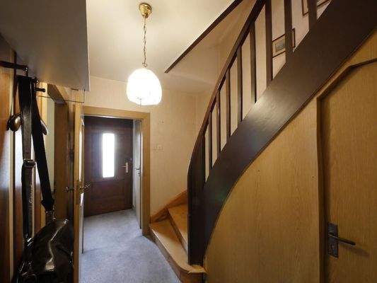  EG | Flur - Holztreppe