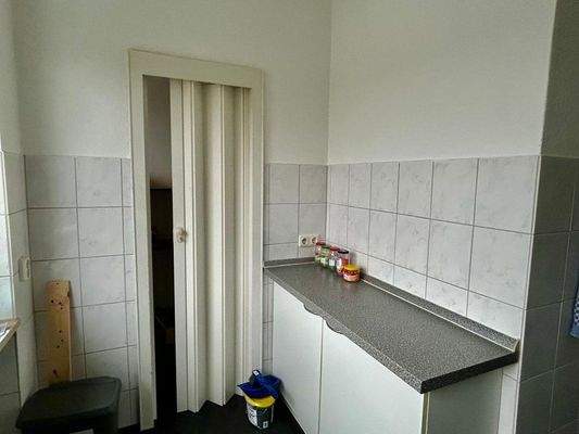 Küche mit Abstellkammer