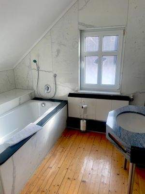 Tageslichtbad mit Wanne