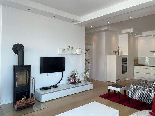 Blick von der Couch in die Wohnung mit Kamin