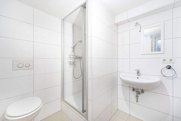 Badezimmer mit Dusche im Untergeschoss