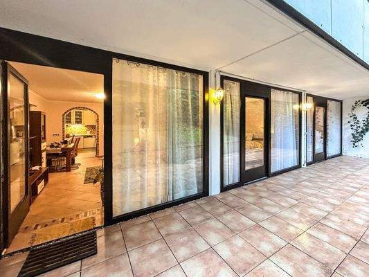 Durchgängige Terrasse im Erdgeschoss