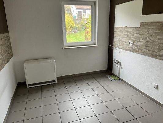 Küche mit Fliesenboden (Wohnung EG rechts)