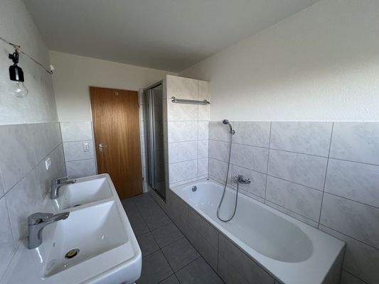 Tageslichtbad mit Badewanne und Dusche