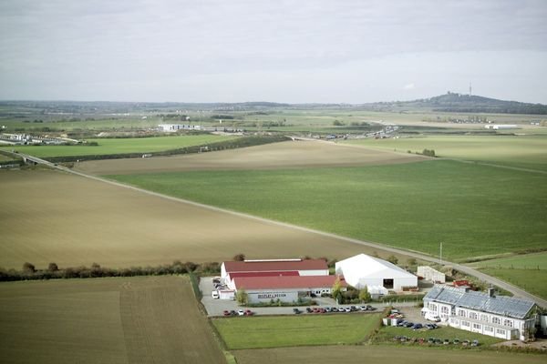 Luftbild,drei rote Dächer