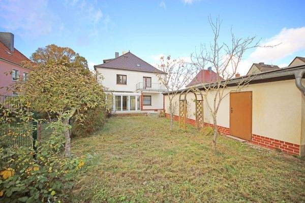 Grundstück und Rückansicht