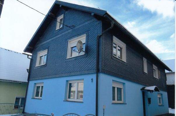 Hausansicht von der Straße aus