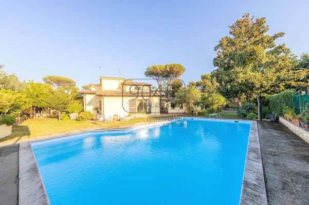 Villa im Grünen mit Pool im Bezirk Talenti / Rom - Italien