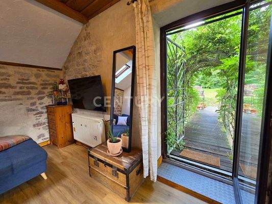 Gegenseite des Wohnzimmer mit Zugang zum Garten