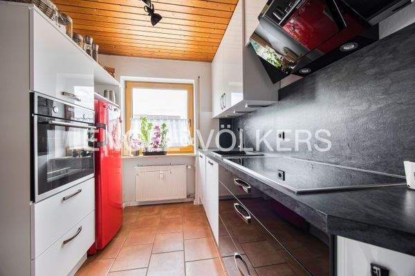 Diese hochwertige und moderne Küche aus 2020 im Obergeschoss kann für 4.000,- € abgelöst werden.