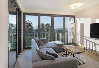 OG: Modernes, stilvolles Wohnzimmer im Obereschoss mit traumhafter Aussicht