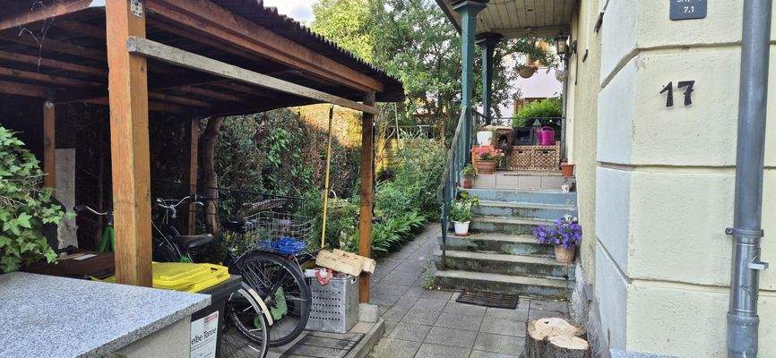 Eingangsbereich mit Fahrradabstellplatz