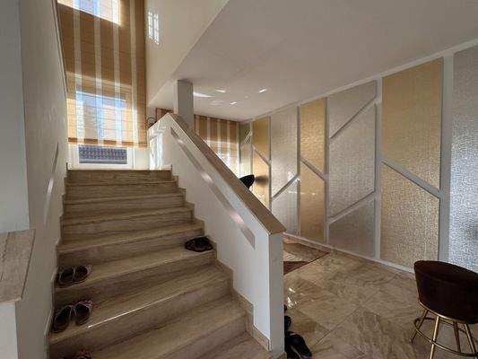 Treppen zur Wohnung im 1.OG