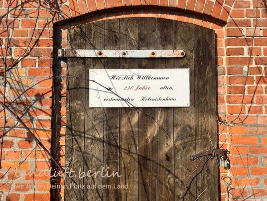 Holztor an der Südostseite der Scheune.jpg